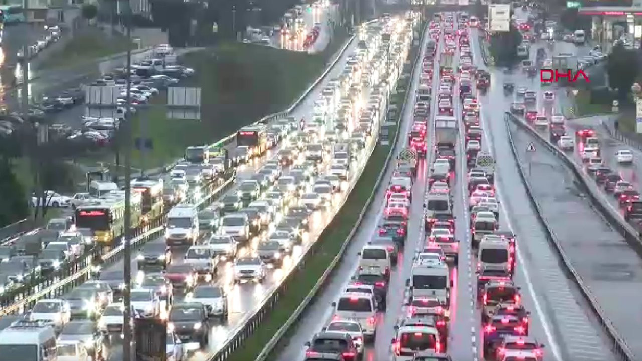 İstanbul’da haftanın ilk iş gününde trafik yoğunluğu yaşanıyor